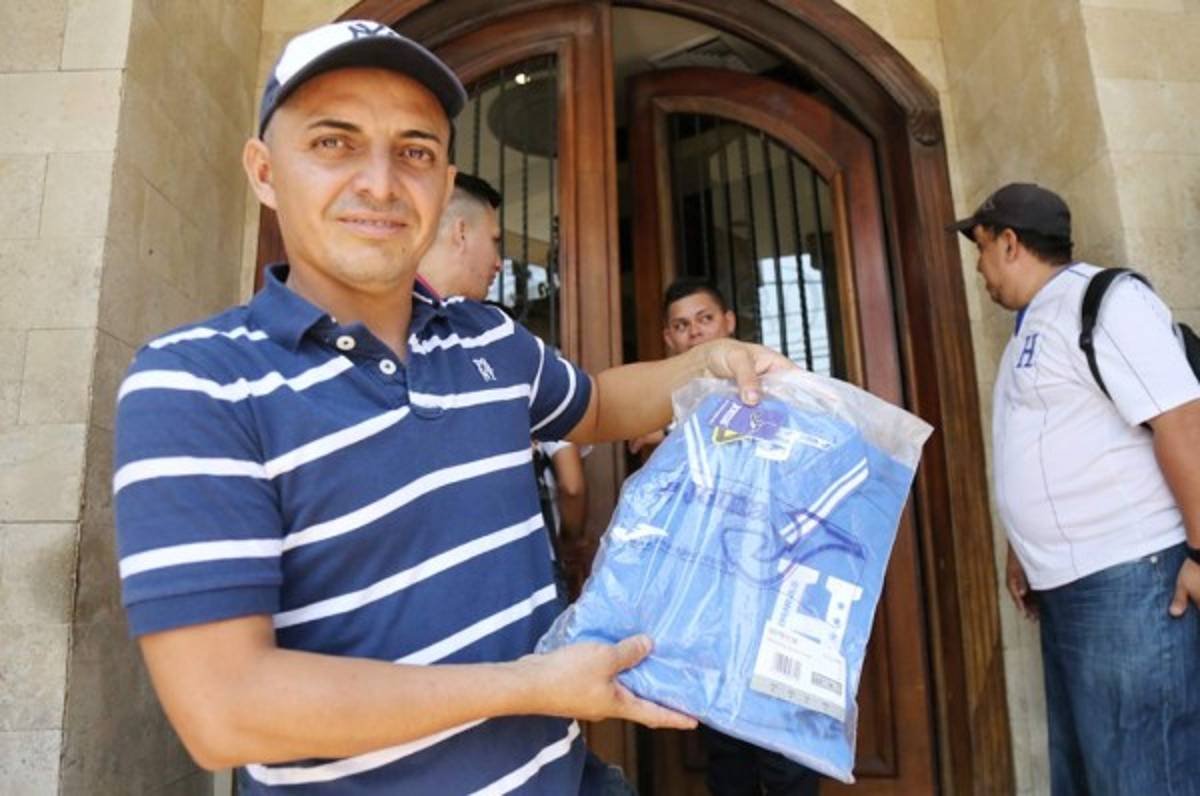 Emilio Izaguirre regala camisa de la Selección a aficionado