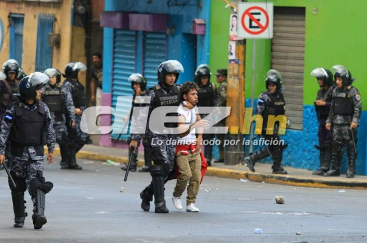 ¡TERRIBLES IMÁGENES! Así fue la bronca entre las barras de Olimpia y Motagua