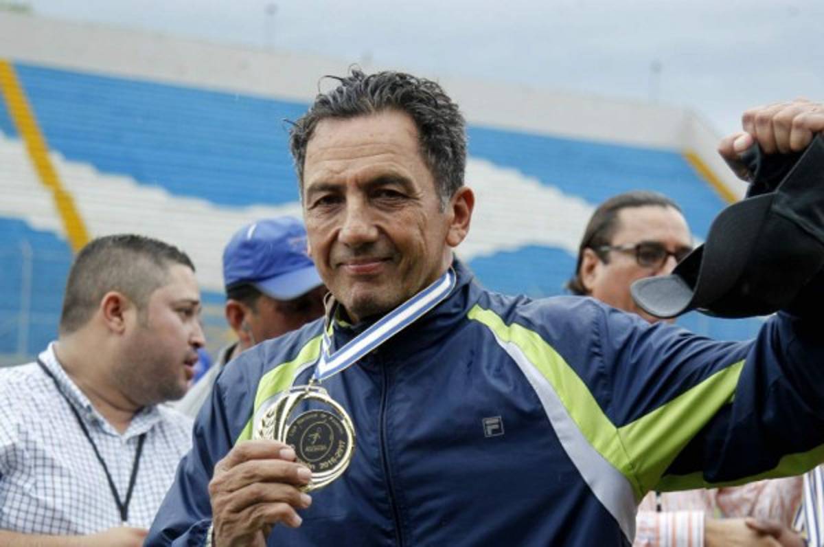 Salomón Nazar fue ratificado como entrenador de los Lobos de la UPNFM