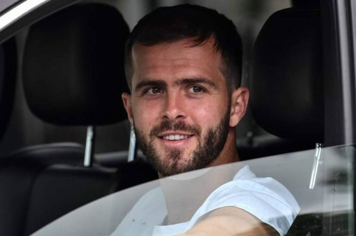 Pjanic, listo para sumarse en el Barcelona tras dar negativo al test de coronavirus