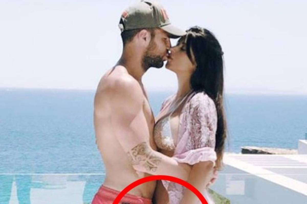 Cesc Fábregas sube foto con su mujer y hasta sus compañeros se burlan