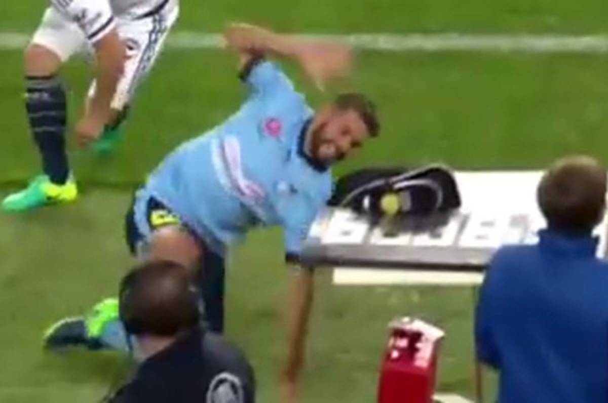 VIDEO: Futbolista se lleva brutal golpe contra mesa de un árbitro