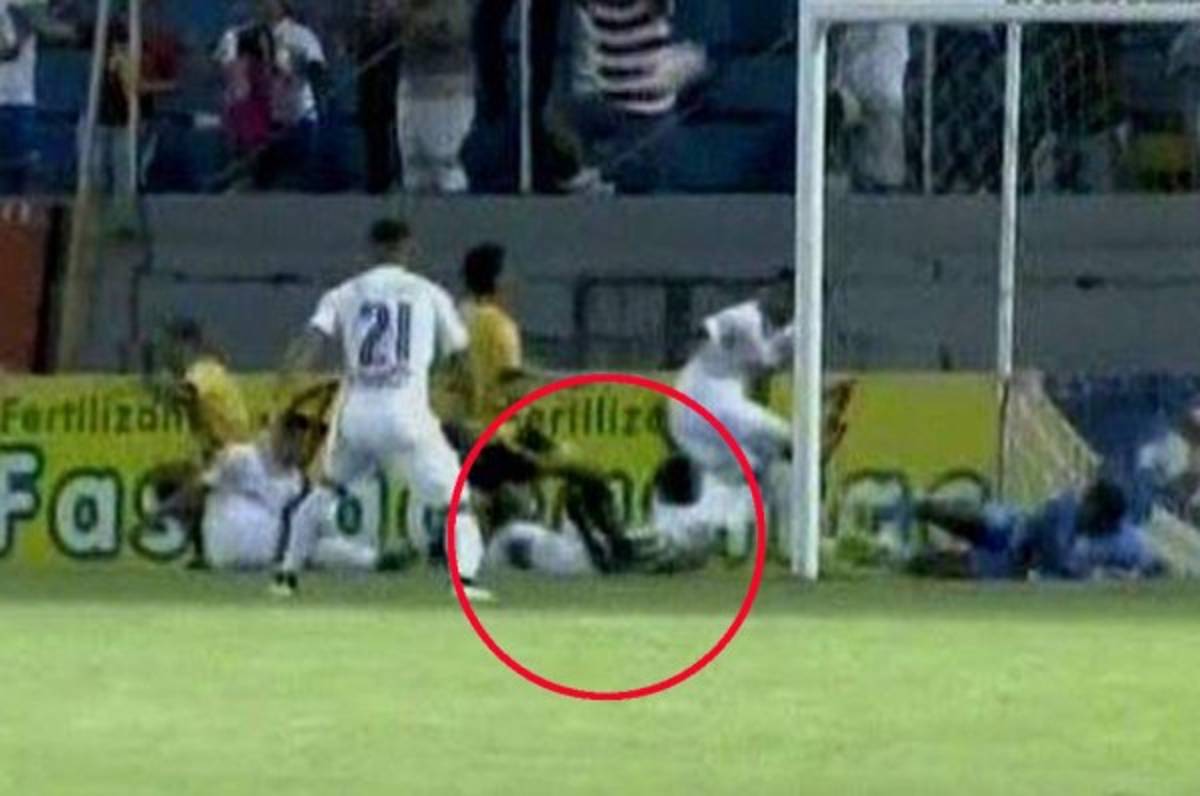 Javier Estupiñan sale en ambulancia del Morazán tras lesionarse el hombro