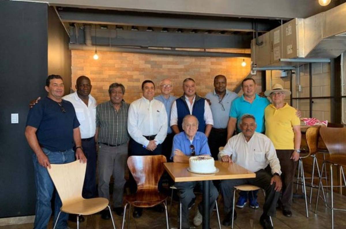 Chelato Uclés celebra sus 78 años junto a ex glorias del fútbol hondureño