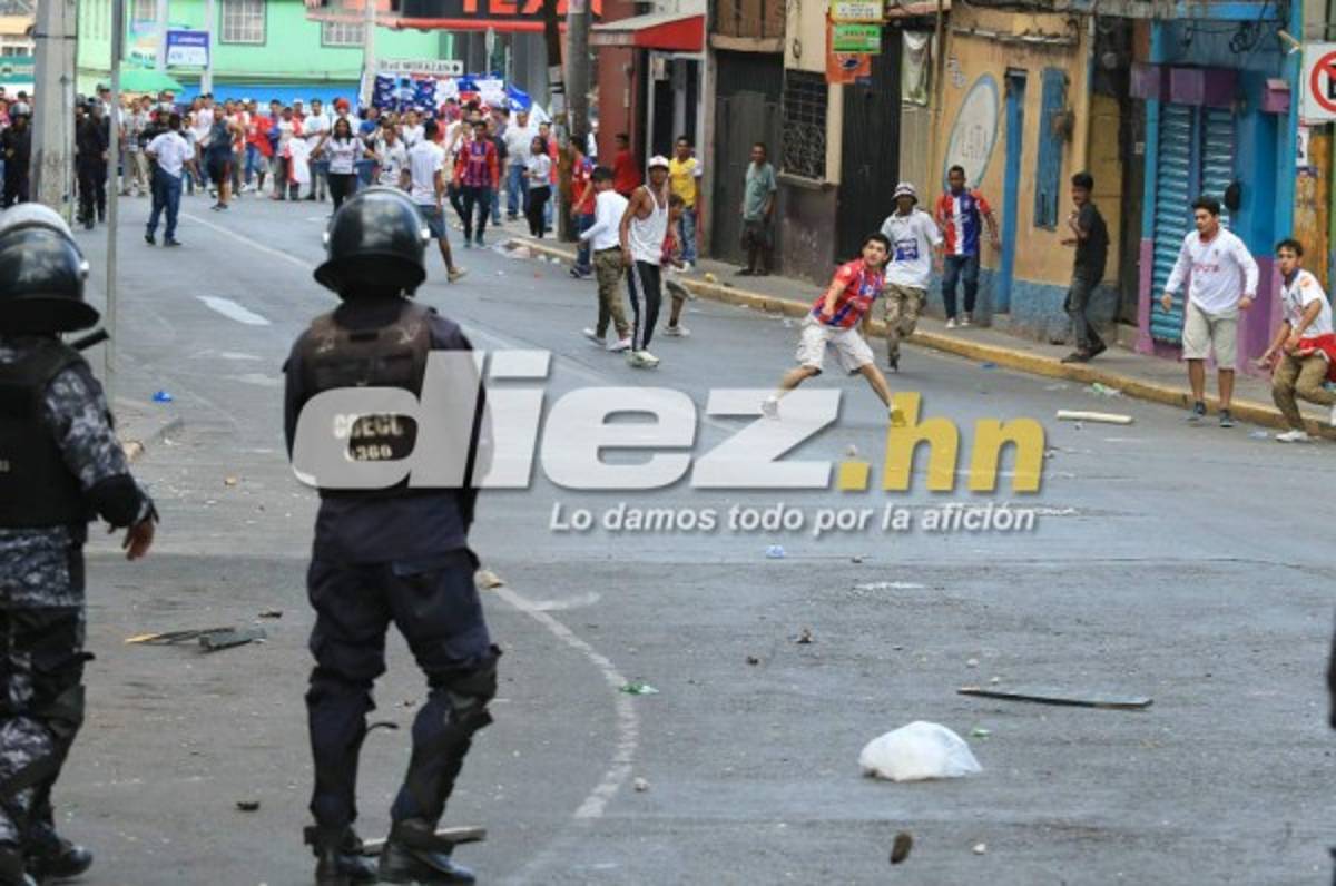 ¡TERRIBLES IMÁGENES! Así fue la bronca entre las barras de Olimpia y Motagua
