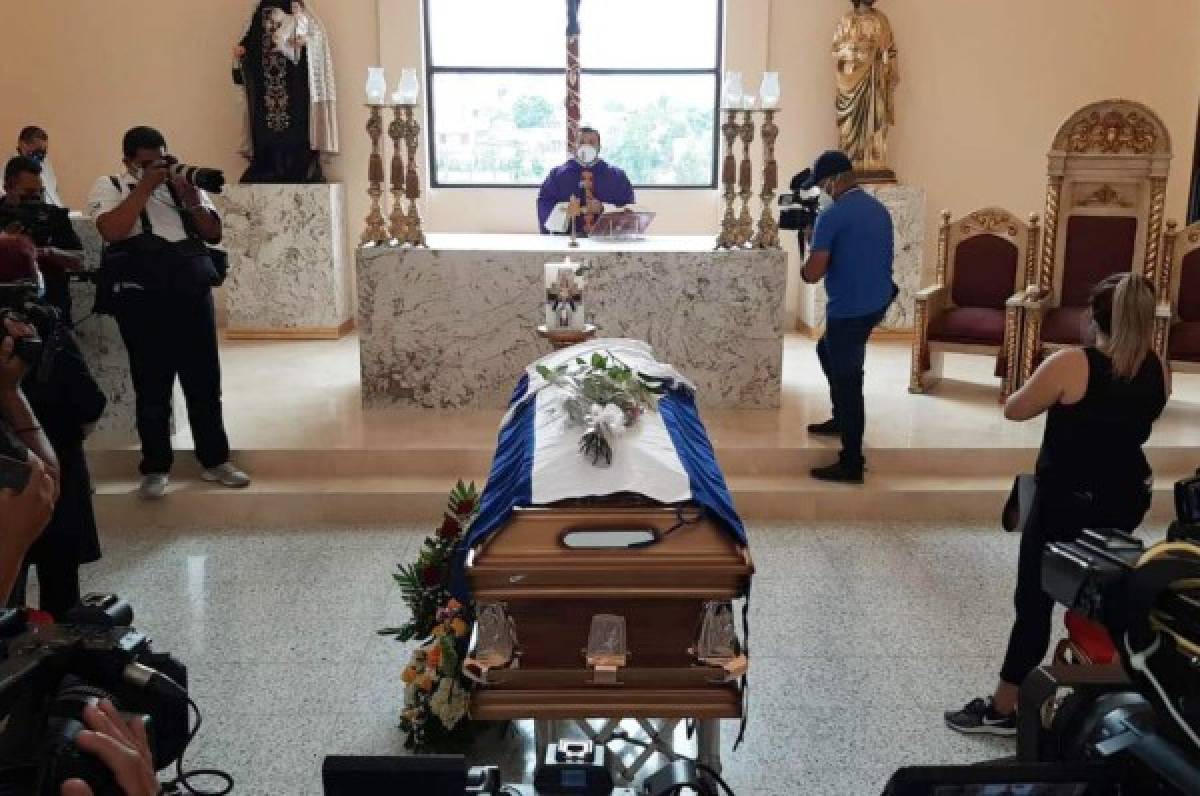 Los restos de Chelato Uclés ya están en la capilla San Judas Tadeo.