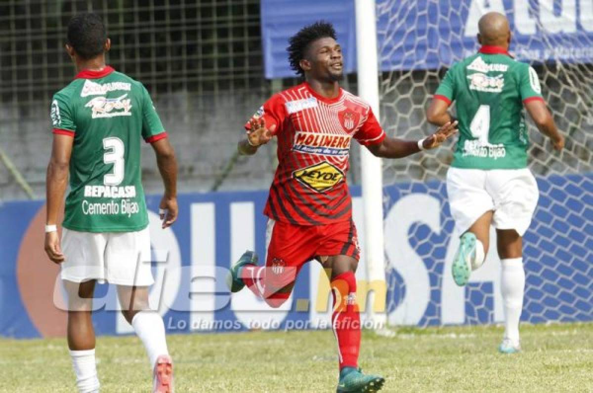El volante del Vida, Marlon 'Machuca' Ramírez celebra el gol de penal anotado frente a Marathón en San Pedro Sula. Foto Neptalí Romero