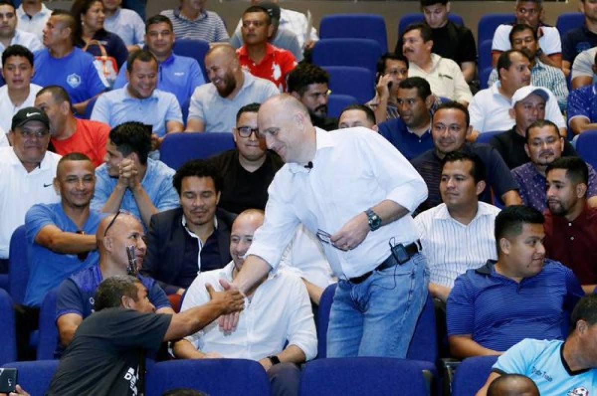 Momentos cuando el entrenador de la Selección de Honduras, Fabián Coito, saluda a los técnicos en el conversatorio que dictó en San Pedro Sula. Fotos Neptalí Romero
