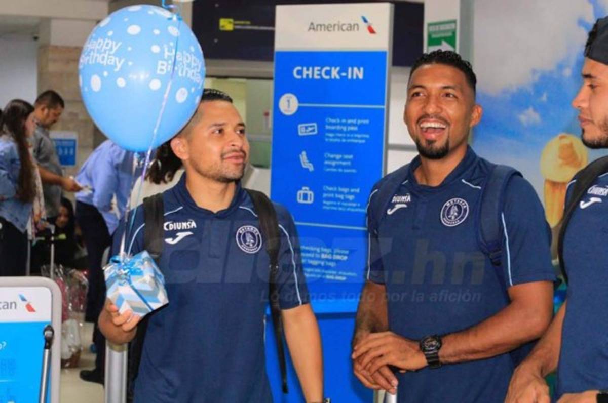 Omar Elvir es sorprendido por su esposa previo a su viaje a Jamaica