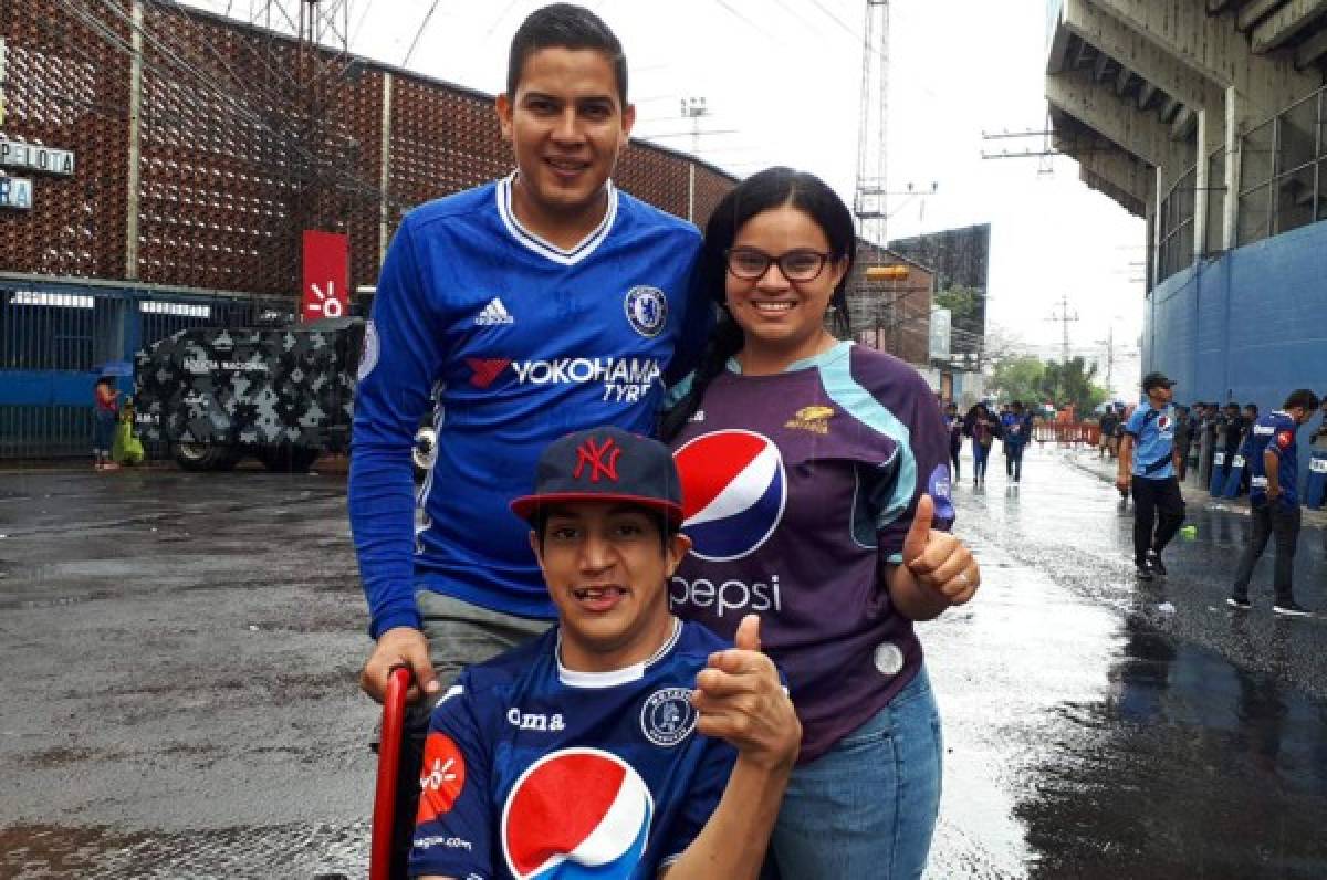 Ni la lluvia detiene a los aficionados que llegan al estadio Nacional