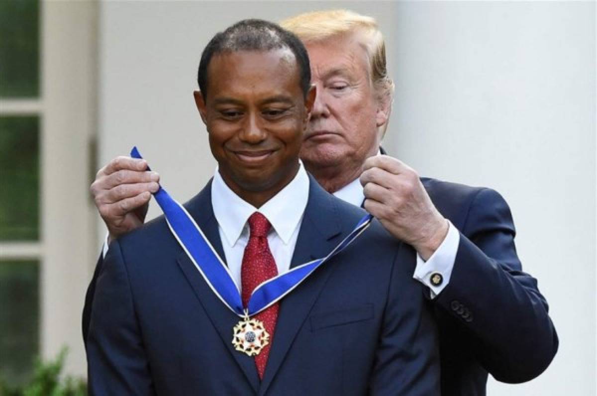 Donald Trump condecora a Tiger Woods por su carrera en el golf