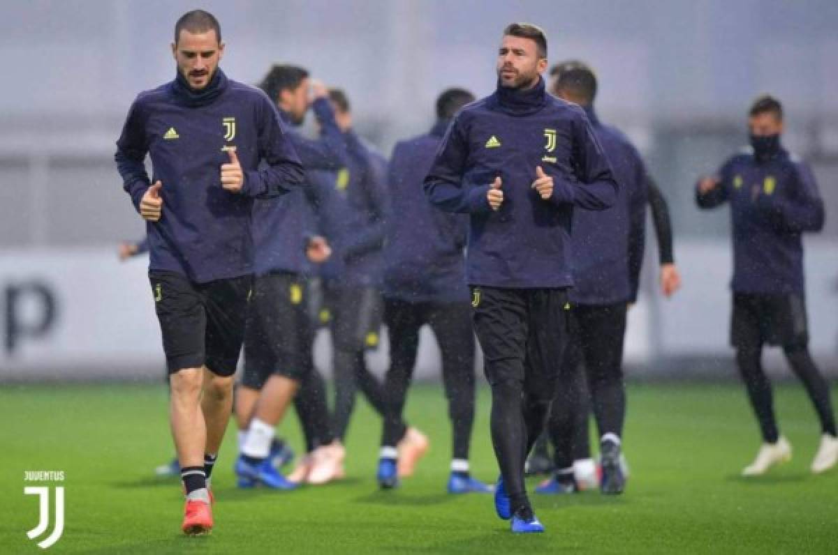 Prohíben a los futbolistas entrenarse en grupo en una Italia que amplía confinamiento