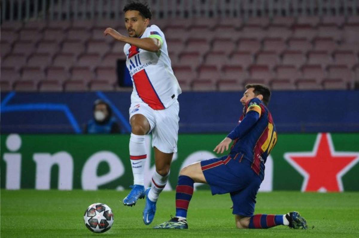 Marquinhos intercepta un balón que iba con dirección a Lionel Messi. FOTOS AFP