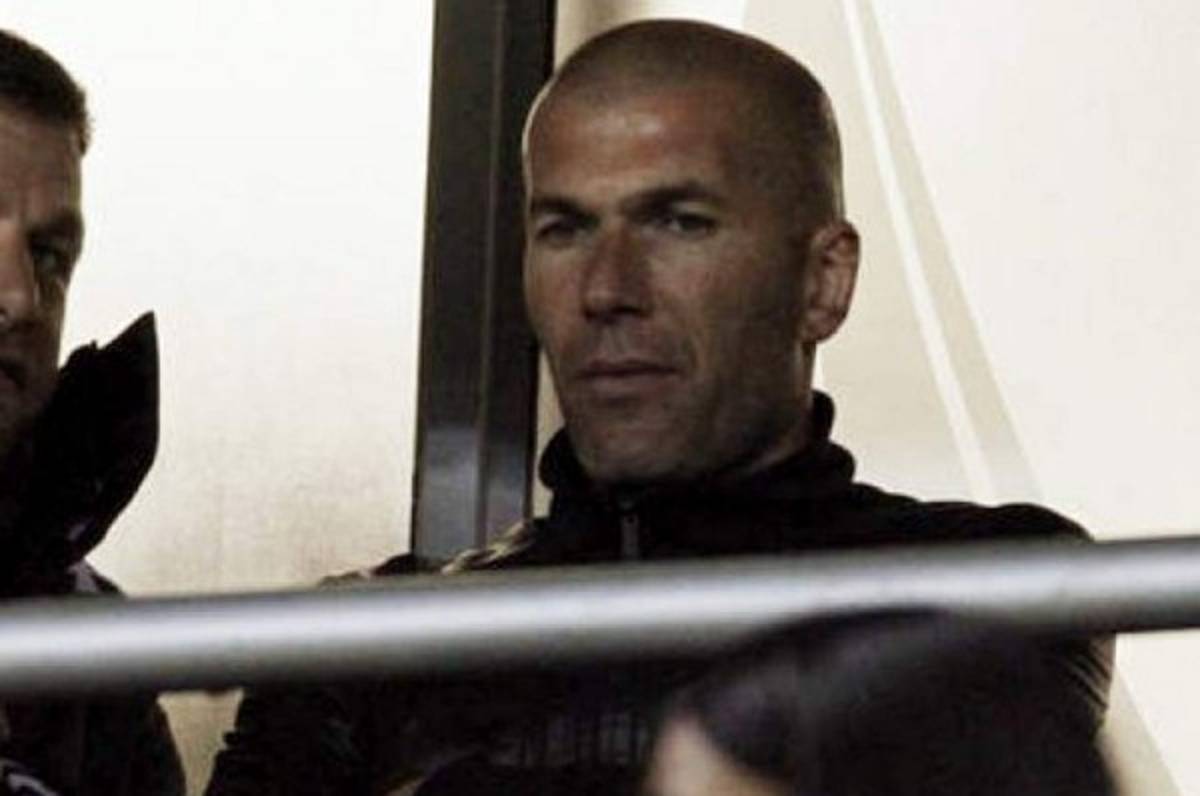 Invitado de lujo: Zidane, en el palco del Bernabéu viendo el Real Madrid-Barcelona