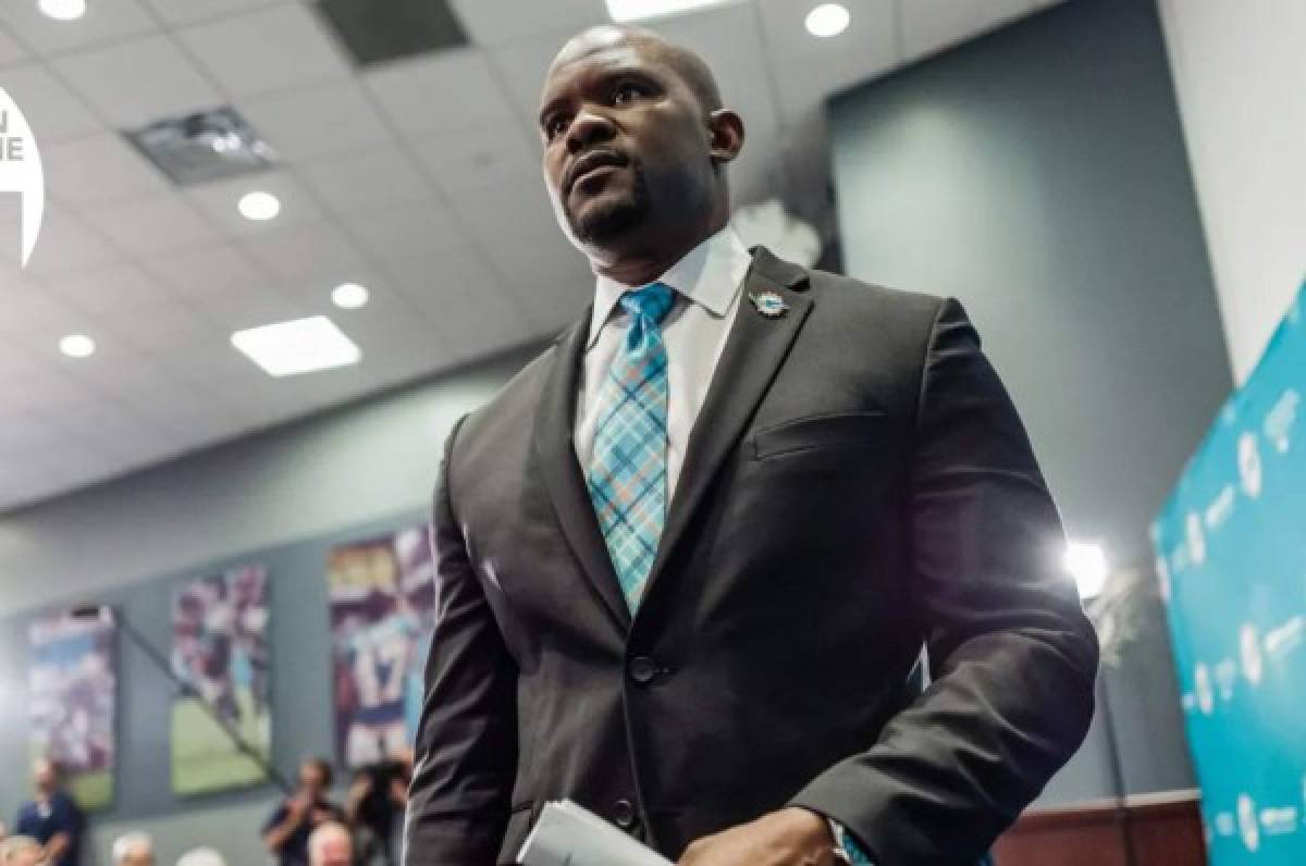 Brian Flores firma un contrato de cinco años garantizados con los Miami Dolphins