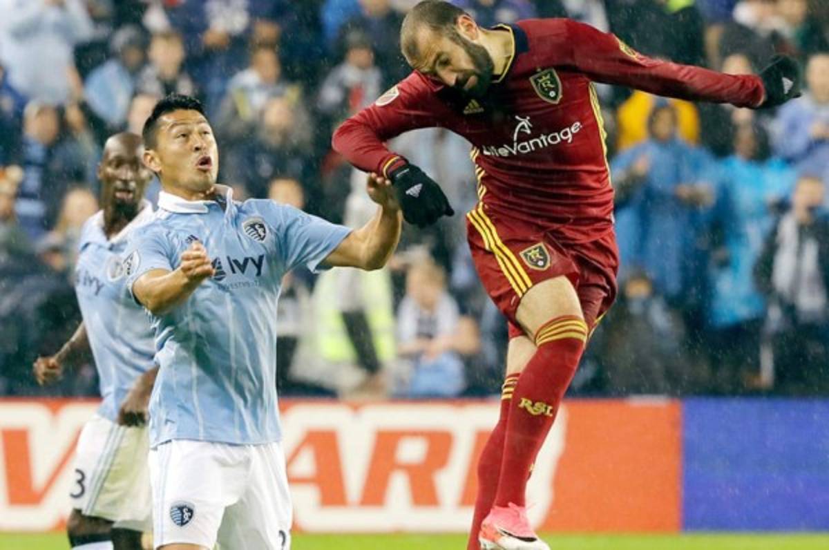 ¿Qué castigo podría imponer FIFA a Sporting Kansas por no ceder a Roger Espinoza?