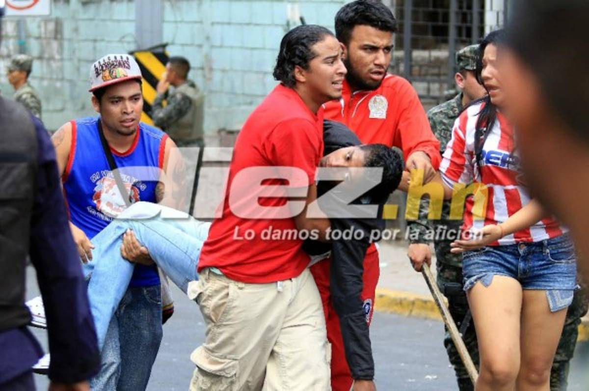 ¡TERRIBLES IMÁGENES! Así fue la bronca entre las barras de Olimpia y Motagua