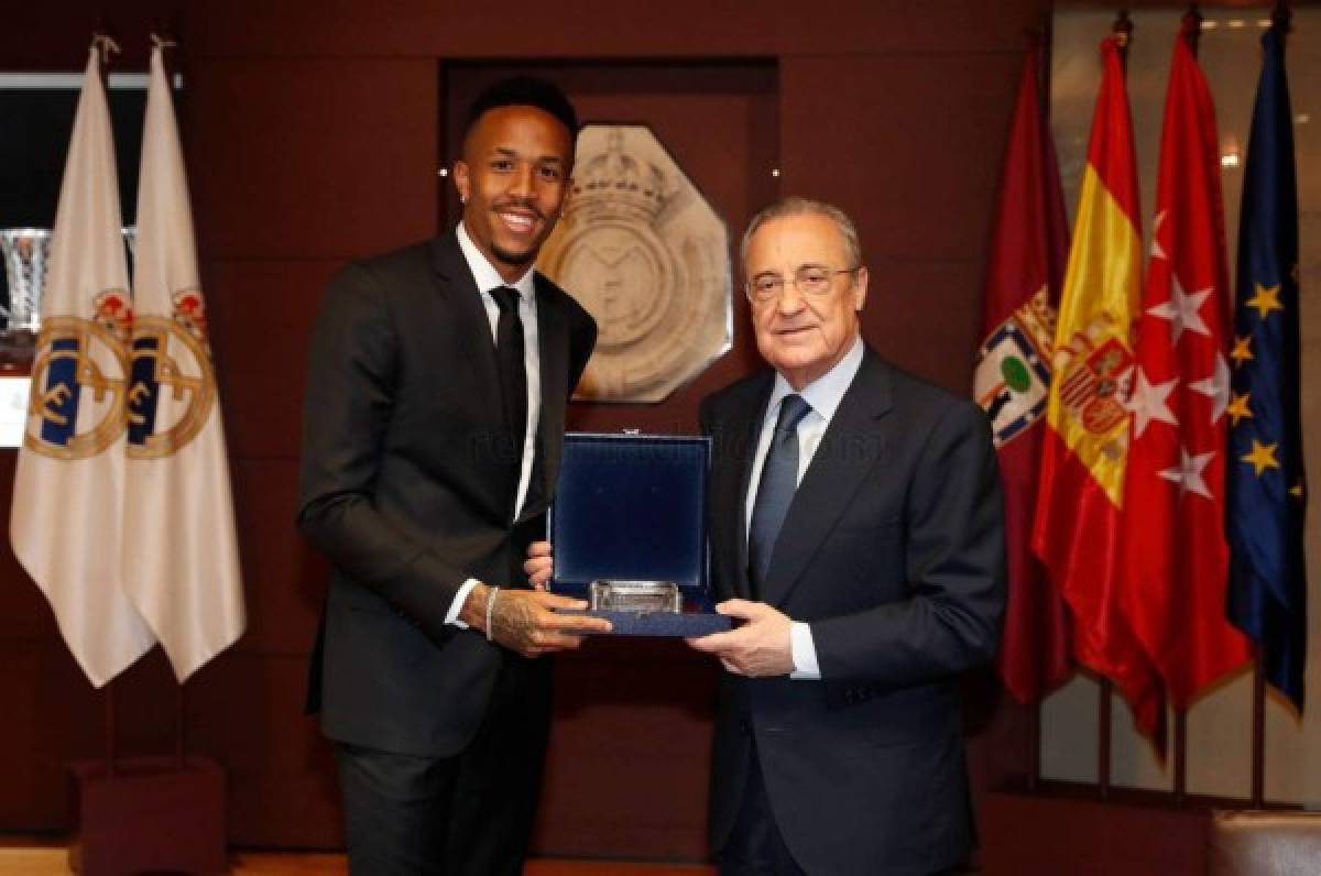 El gesto familiar, el beso al escudo del Real Madrid y la admiración de Militao en su presentación