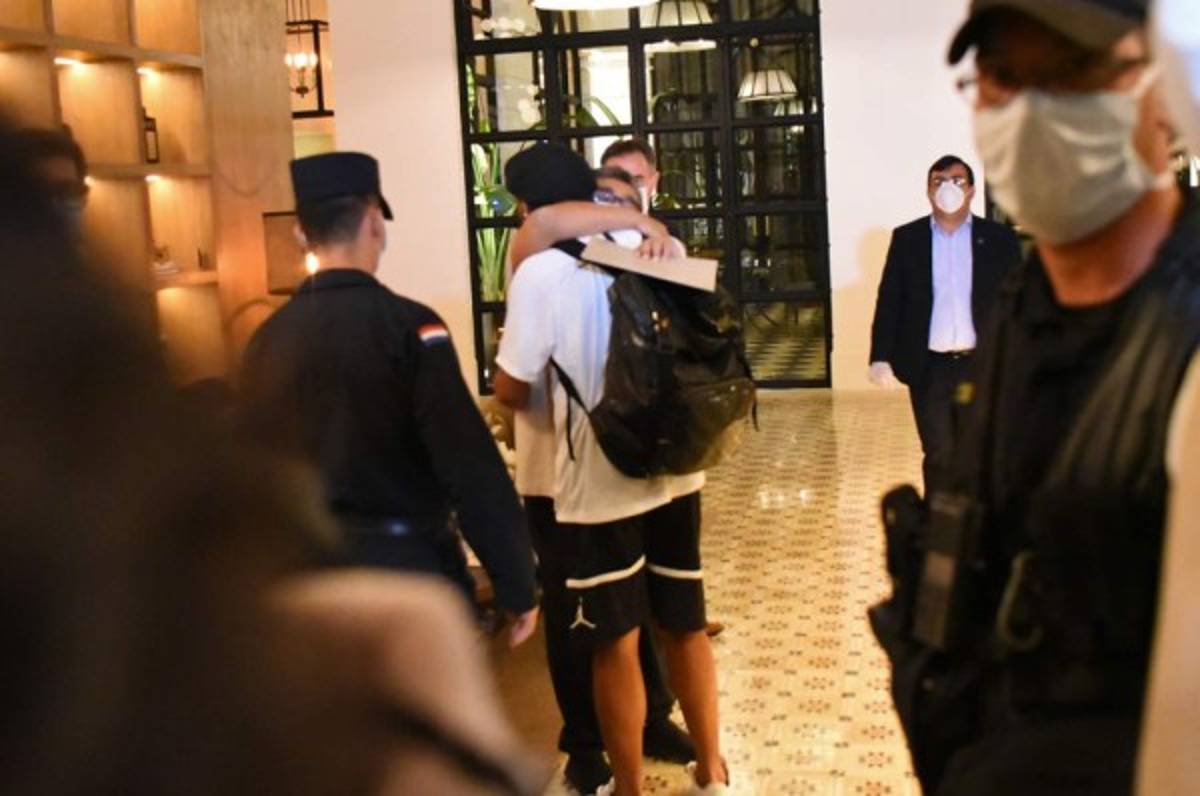 FOTOS: Así salió Ronaldinho de la cárcel para cumplir arresto domiciliario en lujoso hotel