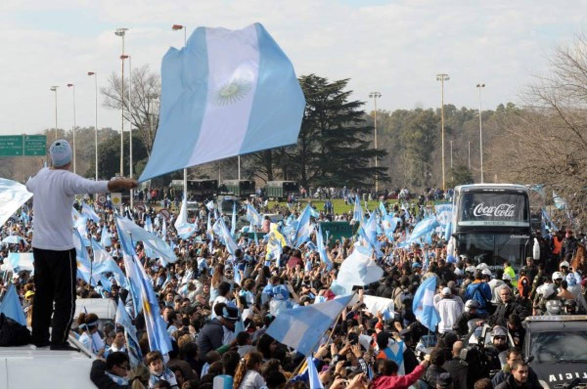 Argentina es recibida por miles de aficionados en Buenos Aires