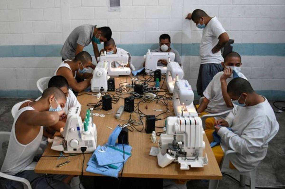 Jóvenes expandilleros cosen mascarillas en Guatemala para enfrentar coronavirus