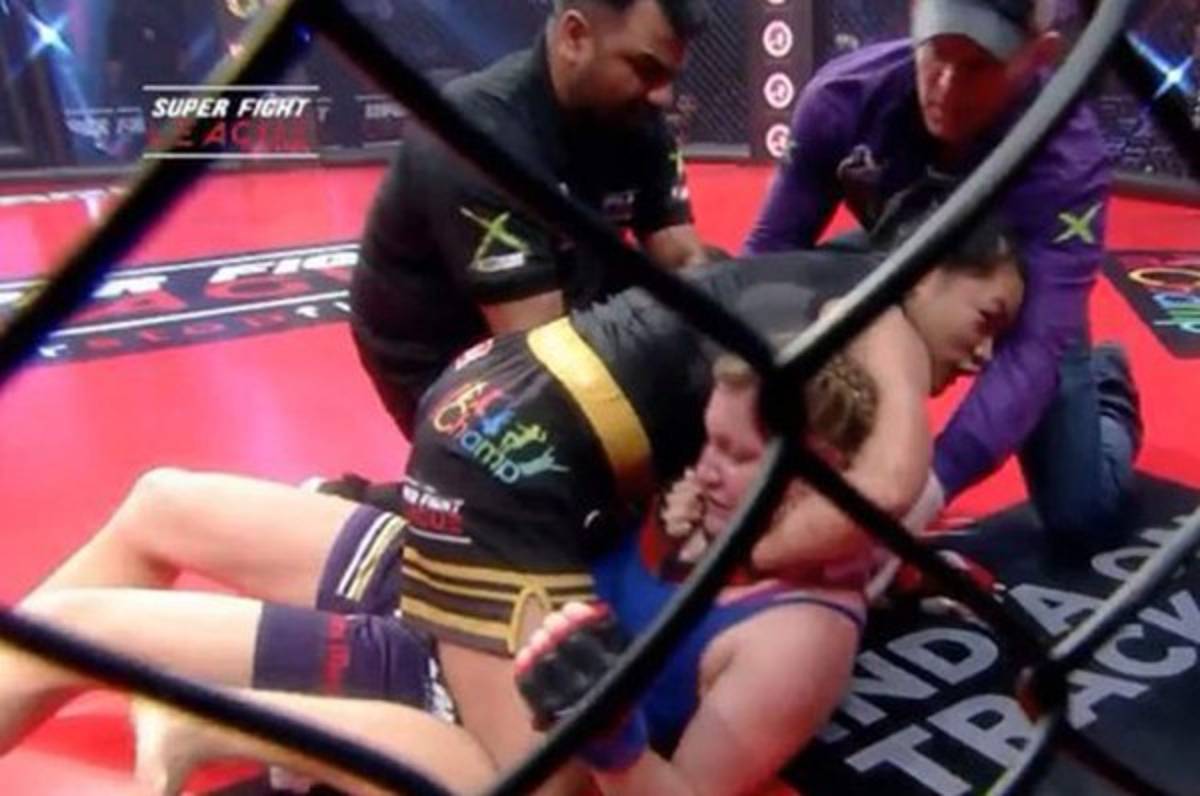 Por culpa del árbitro, Asha Roka casi mata a su rival en pelea