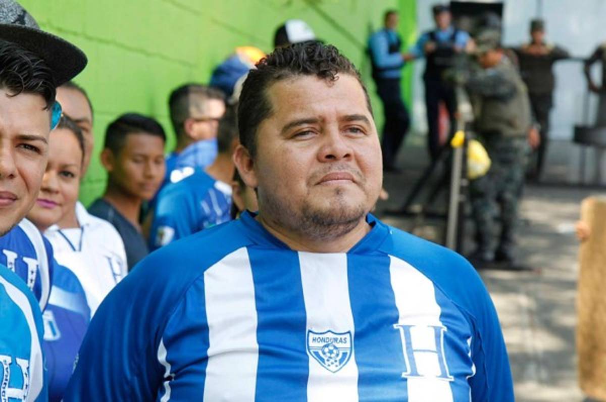 'El Gato' salió de trabajar y se fue directo al estadio Morazán