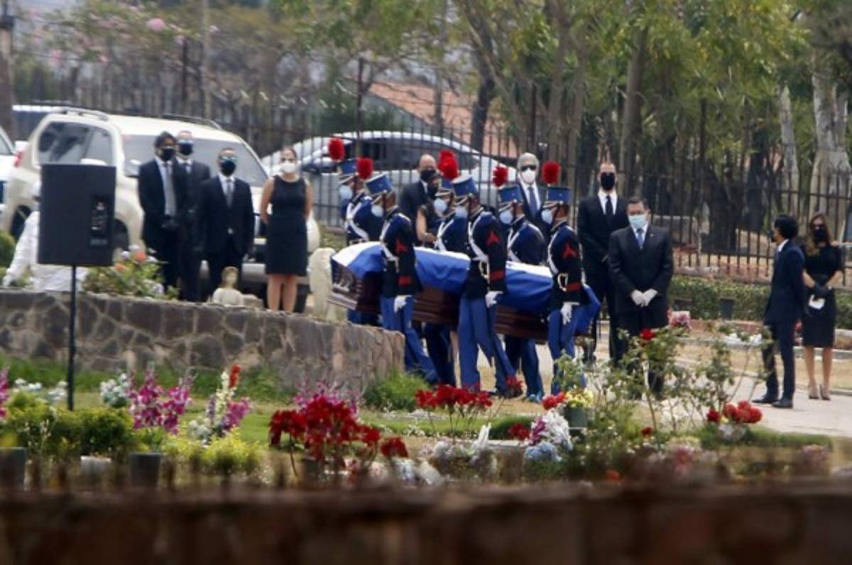 Solo con sus familiares: Así fue el entierro de Rafael Callejas en Tegucigalpa