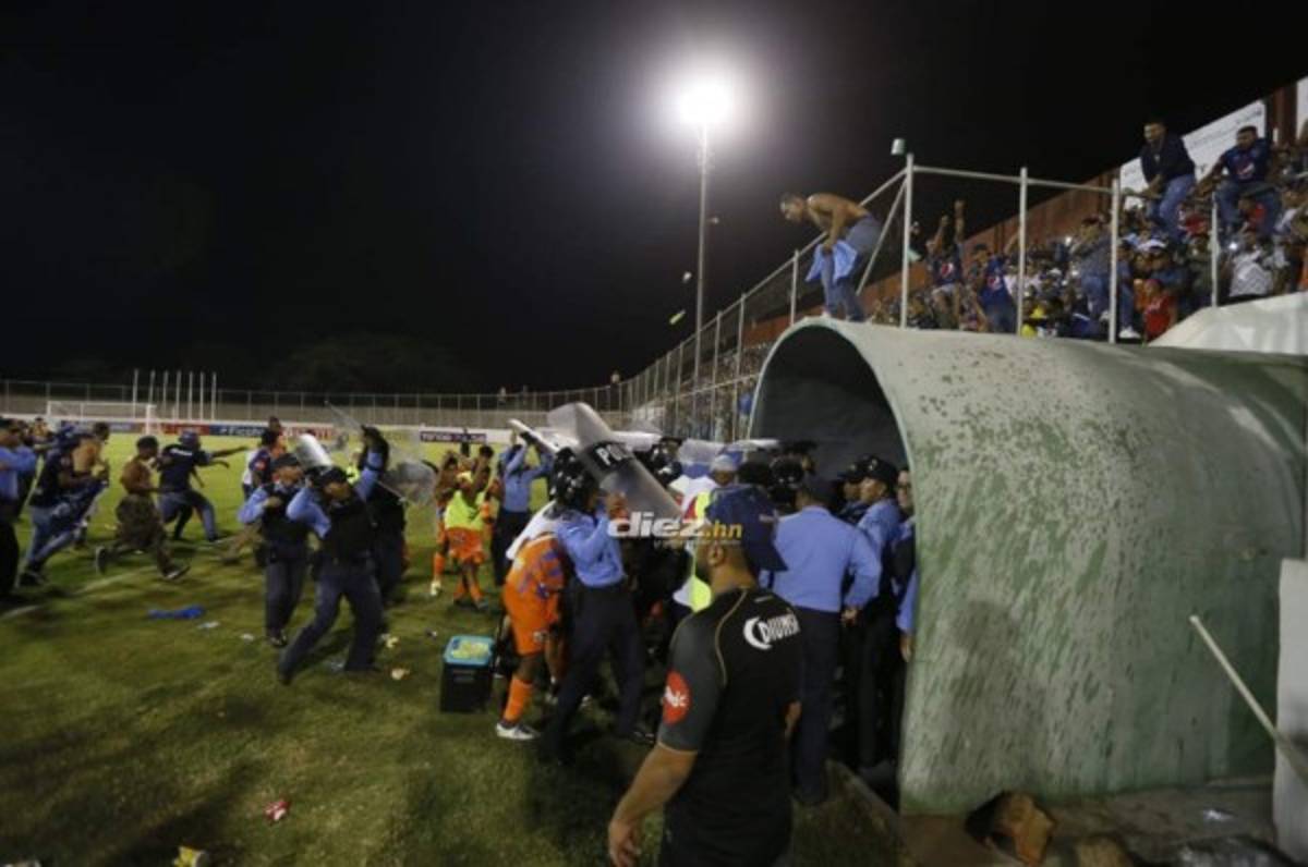 FOTOS: Motagüenses de Comayagua le lanzaron de todo a la Upn y los tildó de 'vendidos”