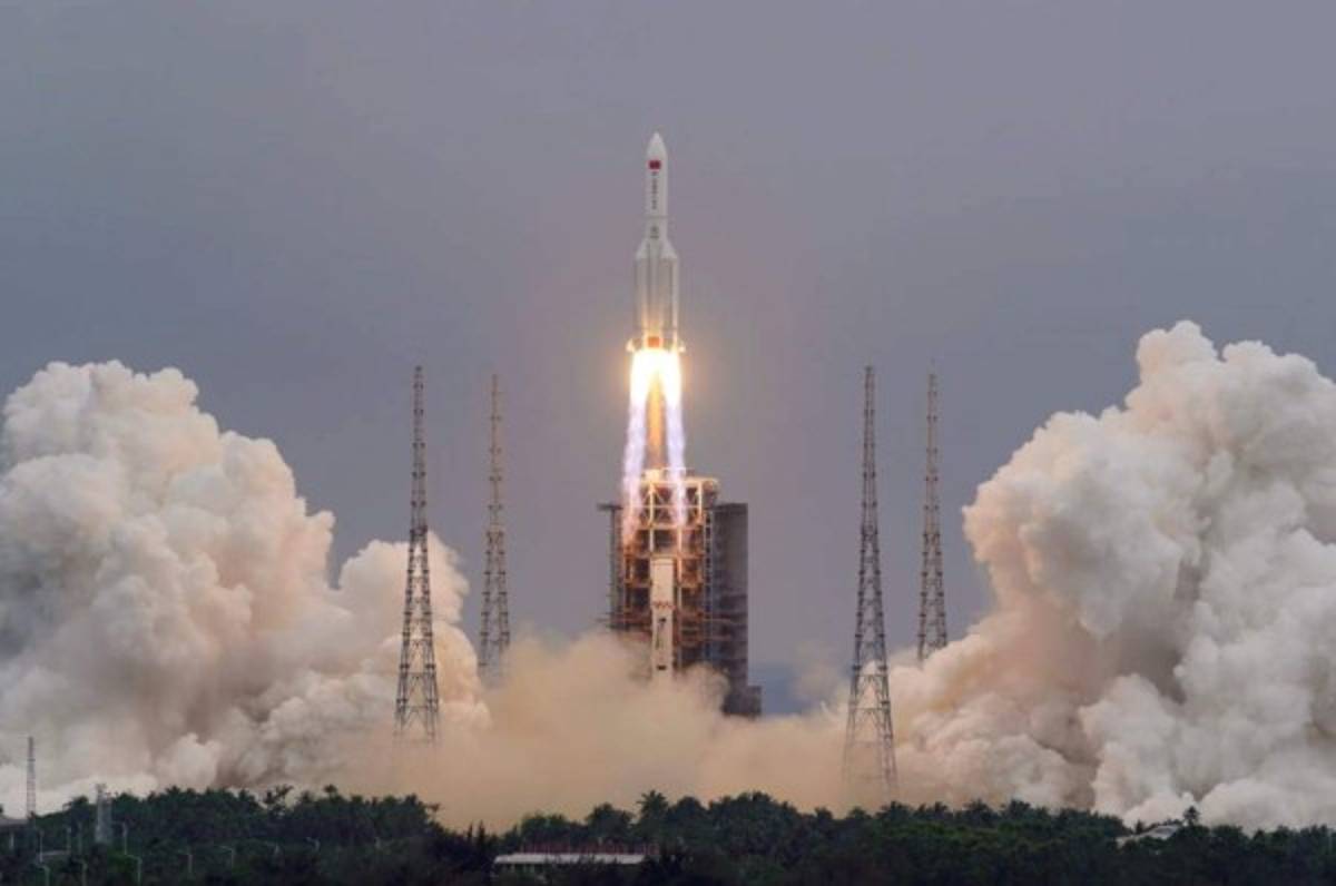 Cohete chino fuera de control que alerta al mundo: ¿Cuándo caerá en la Tierra y a dónde se dirige?