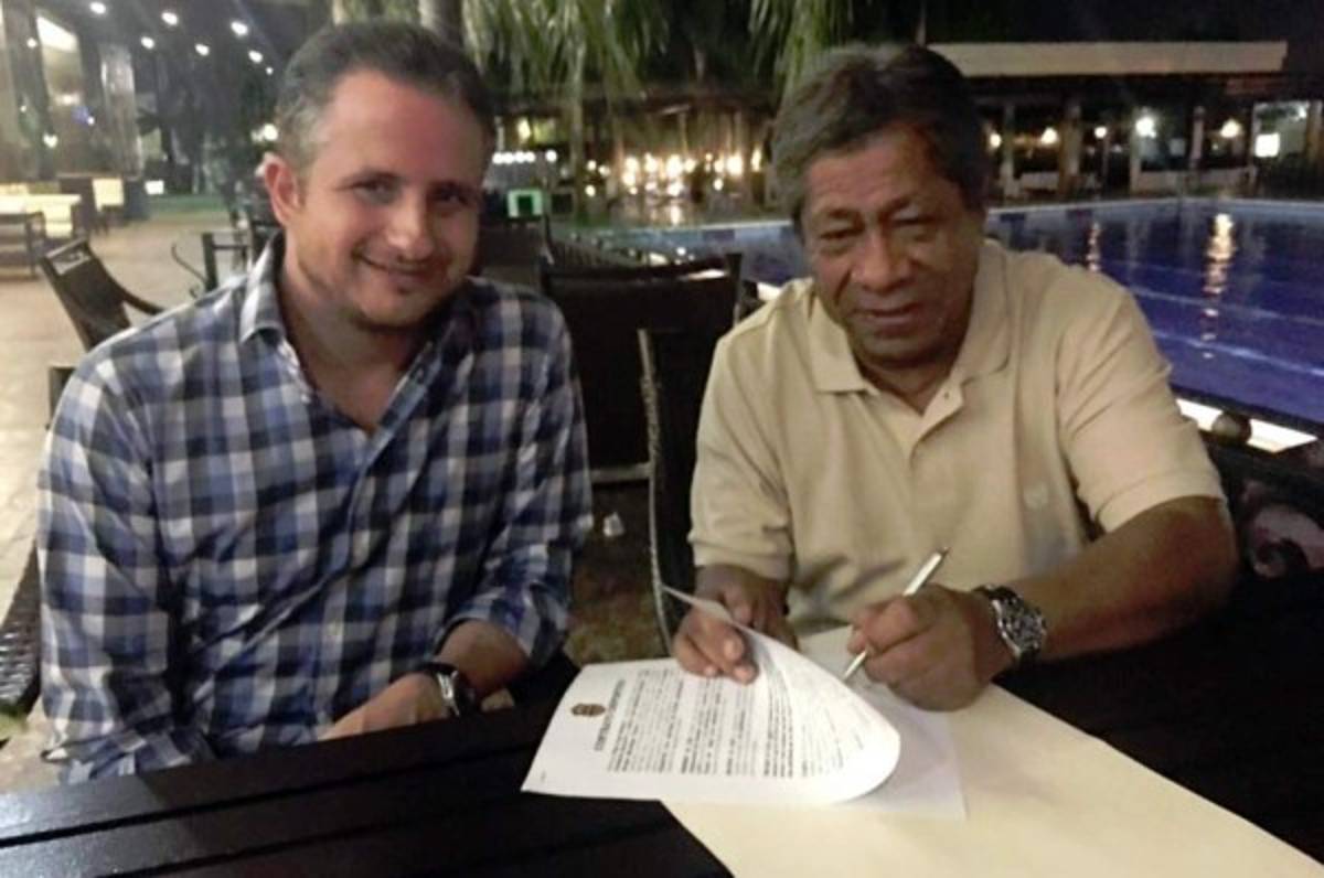 Ramón 'Primitivo' Maradiaga firma su contrato con Real España