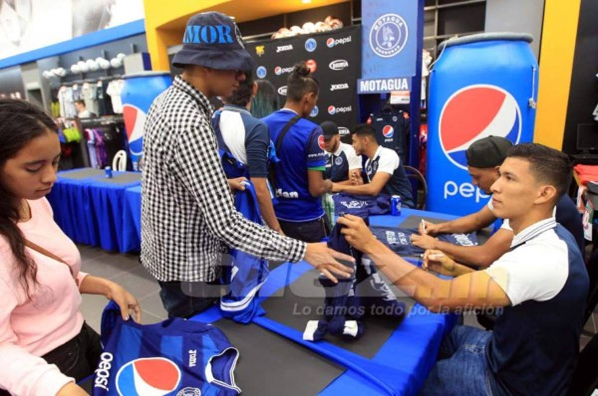 AMBIENTAZO: Eso puso Motagua en la firma de autógrafos previo a la final ante Olimpia