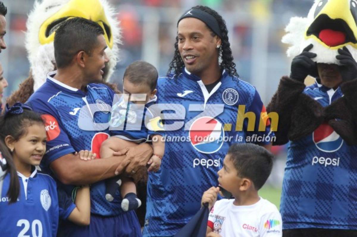 La foto que publicó Ronaldinho con Amado Guevara en los camerinos