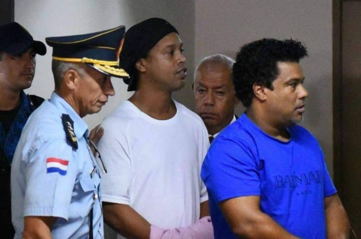 Acusan a Ronaldinho de hacer noches de fiestas con modelos durante su arresto domiciliario en Paraguay