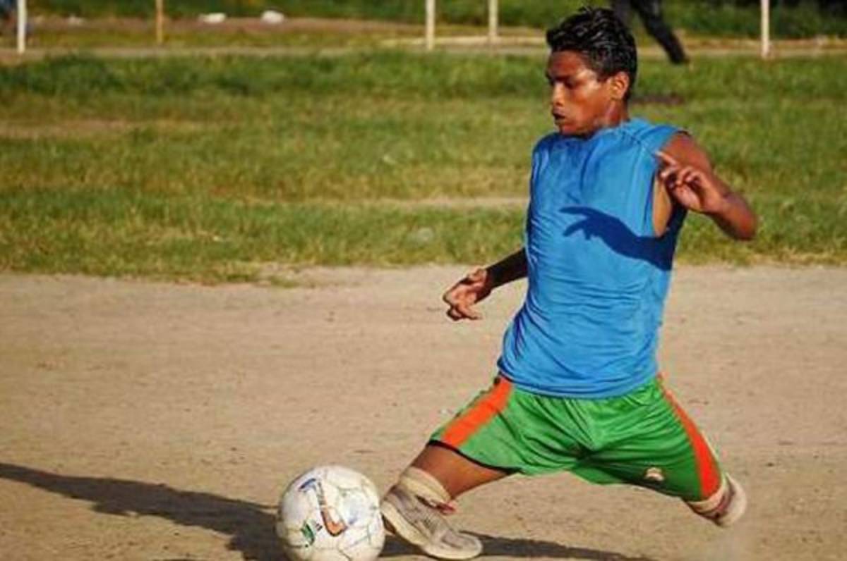 ADMIRABLE: No tiene sus dos piernas pero sueña con ser un futbolista profesional