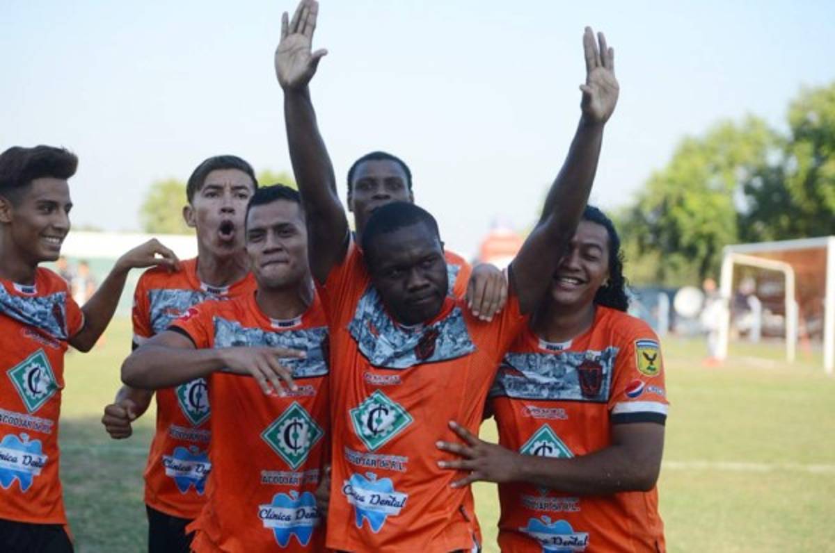 Futbolista hondureño denuncia al vicepresidente de la federación de El Salvador