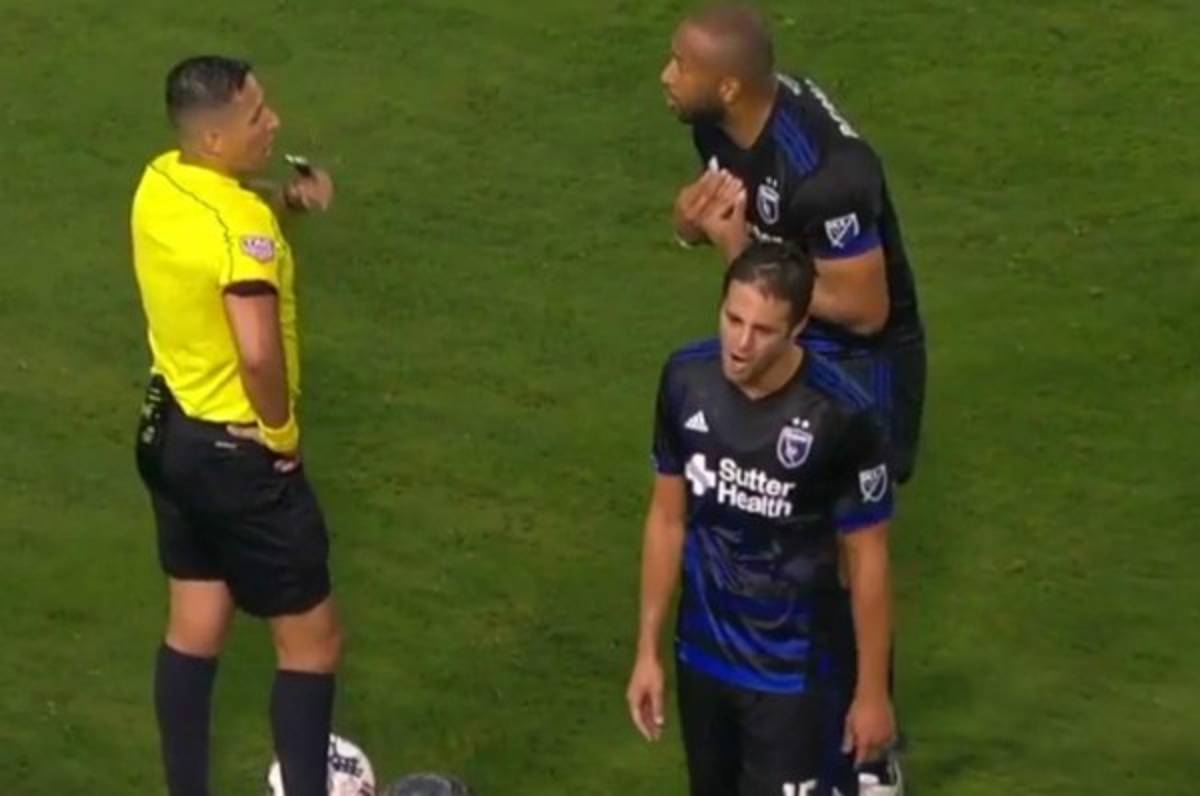 ¡Terrible! Víctor 'Muma' Bernárdez y una patada que lo mandó a las duchas