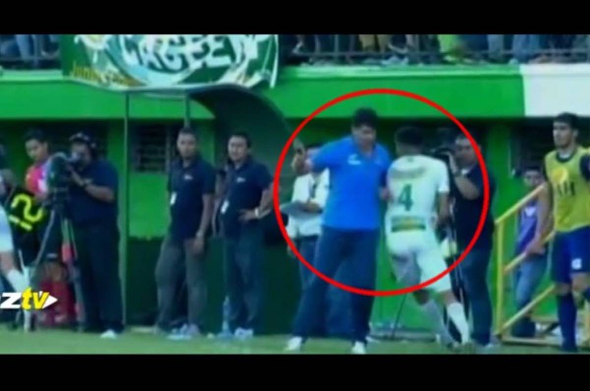 VIDEO: Diego Vázquez se va expulsado por obstruir a un jugador del Platense