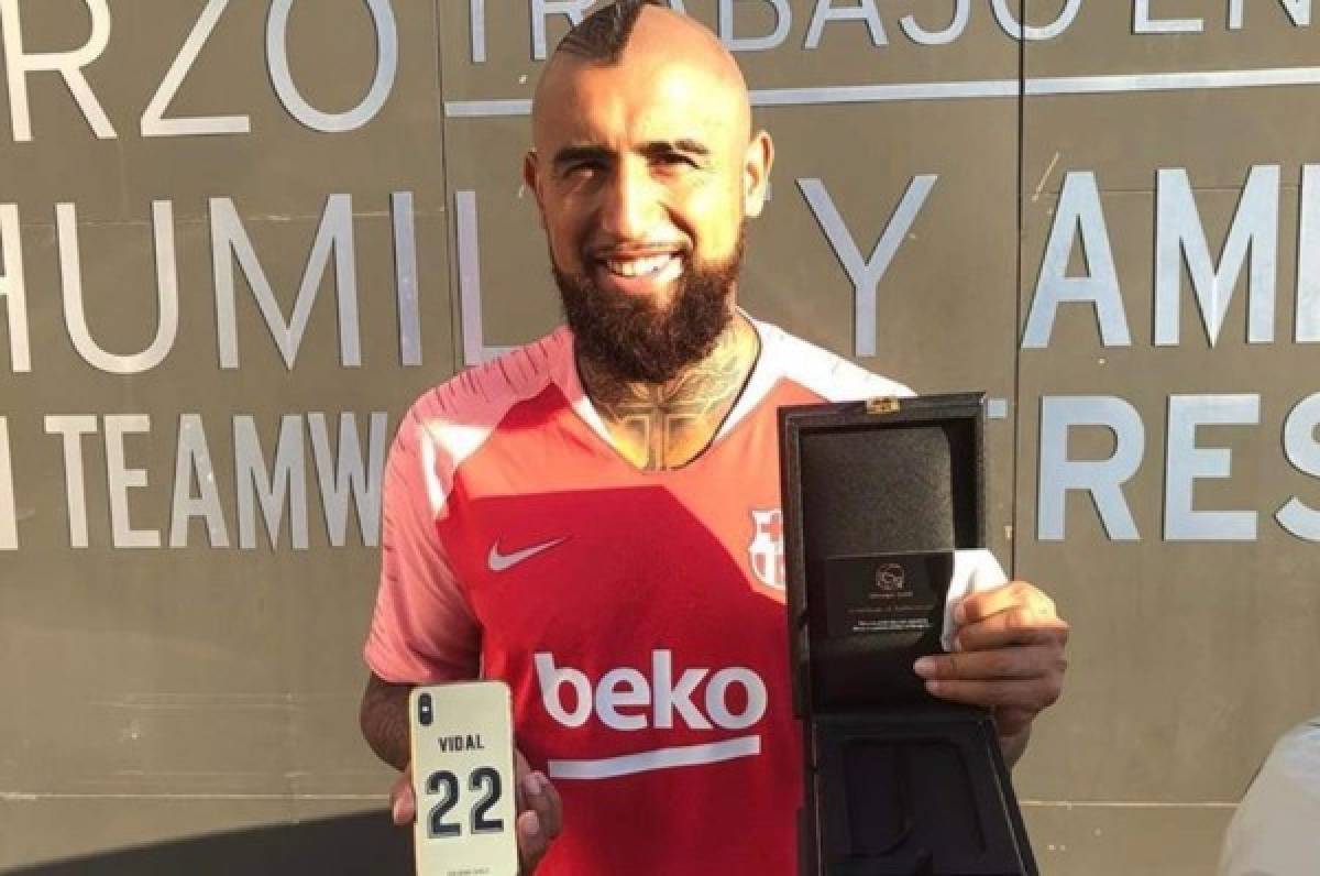 Arturo Vidal: Un 'Rey' rodeado de lujos, viajes y escándalos