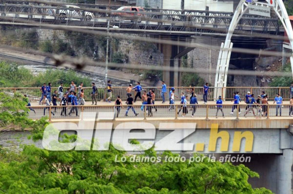 ¡TERRIBLES IMÁGENES! Así fue la bronca entre las barras de Olimpia y Motagua