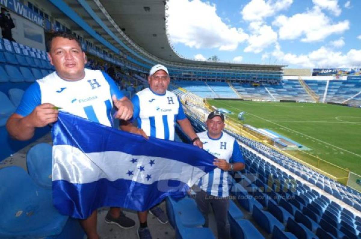 Los primeros aficionados hondureños que ingresaron al Estadio Cuscatlán de El Salvador.