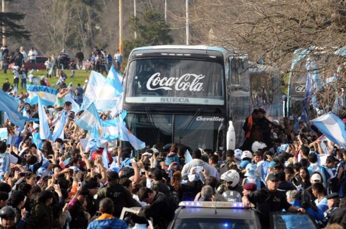 Argentina es recibida por miles de aficionados en Buenos Aires
