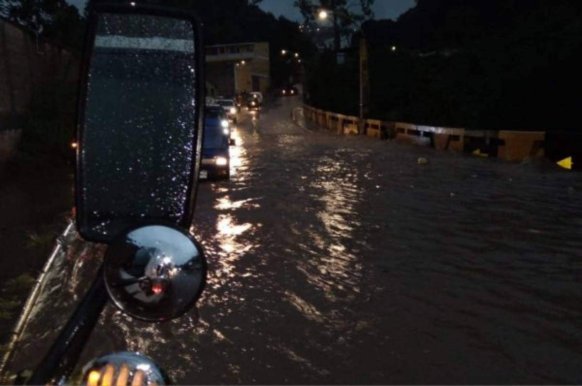 Inundaciones, derrumbes y caos vial provocan fuertes lluvias en varias zonas en Tegucigalpa