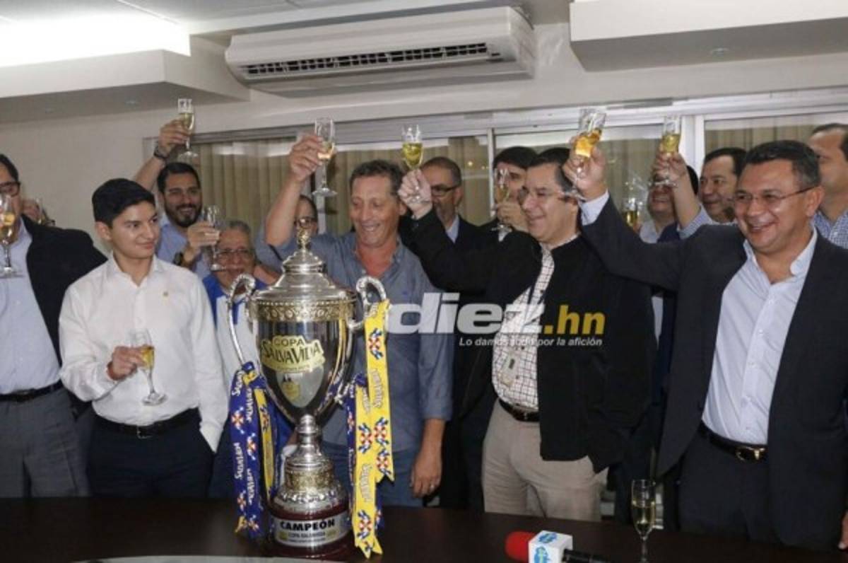 Olimpia hace su tradicional brindis para celebrar el título 31 de su historia