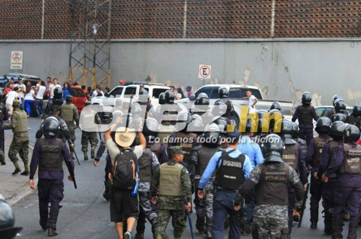 ¡TERRIBLES IMÁGENES! Así fue la bronca entre las barras de Olimpia y Motagua