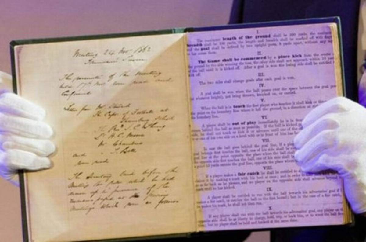 El primer reglamento escrito de fútbol se vende por más de 77.000 dólares en Londres