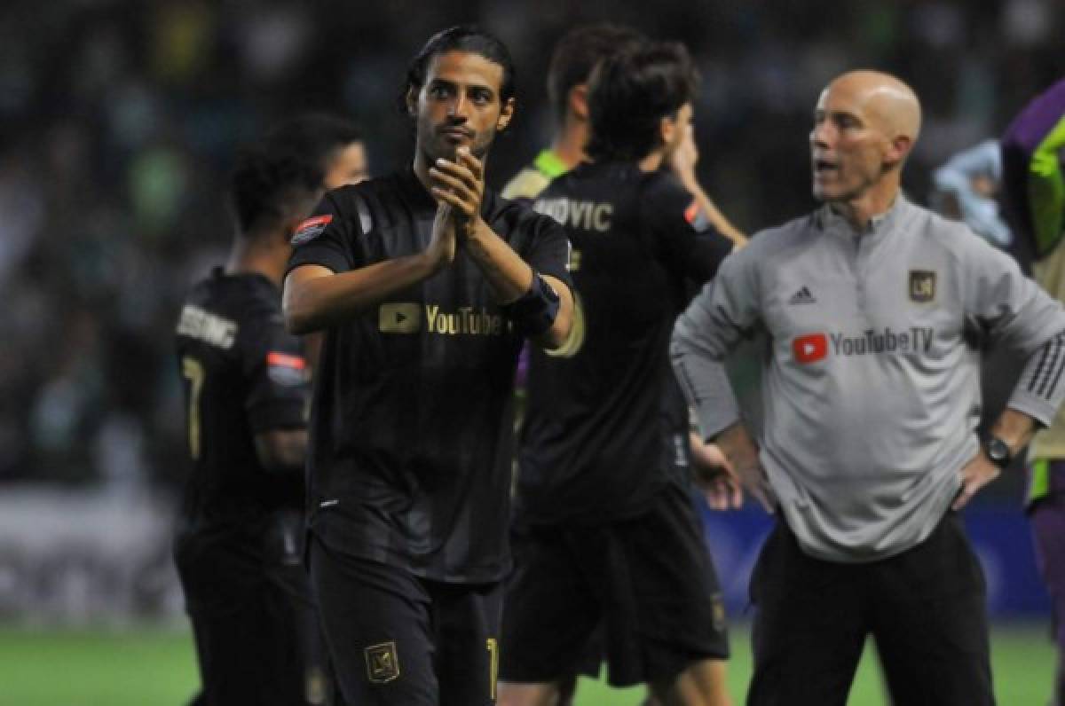 US LAFC's Carlos Vela (L) applauds the crowd at the end of the first leg quarterfinal football match of the Concacaf Champions League against Mexico's Leon at Nou Camp stadium in Leon, Guanajuato state, Mexico on February 18, 2020. (Photo by VICTOR CRUZ / AFP)