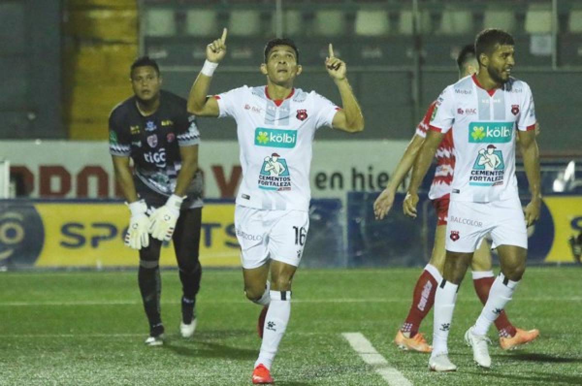 Alajuelense del hondureño Alex López derrota al Santos y se coloca líder del fútbol de Costa Rica