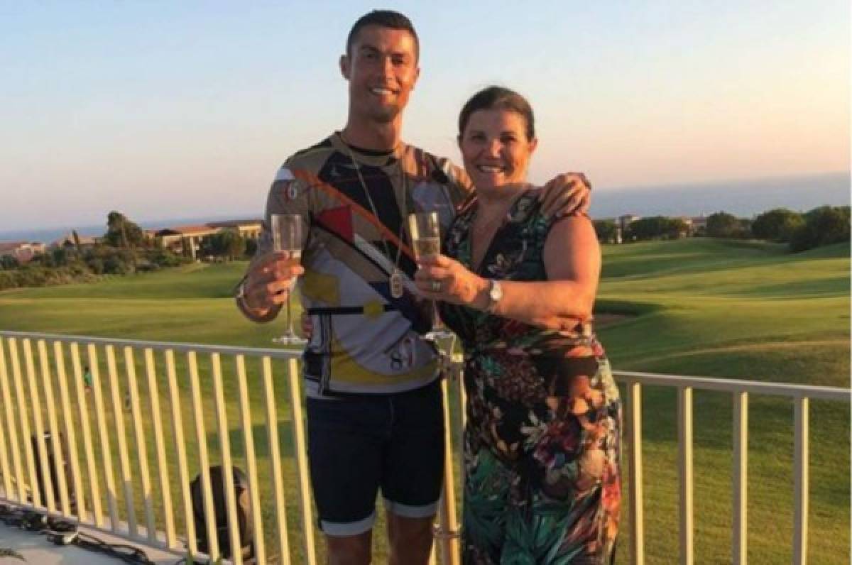 Anuncian 'enfermedad súbita' de la madre de Cristiano Ronaldo y ella lo desmiente