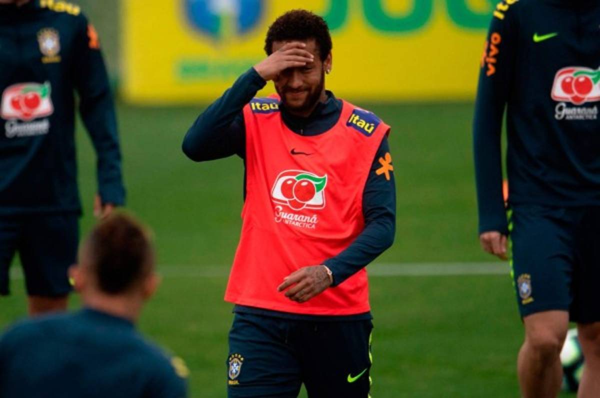 Neymar regresa a la concentración de Brasil envuelto en un escándalo de violación